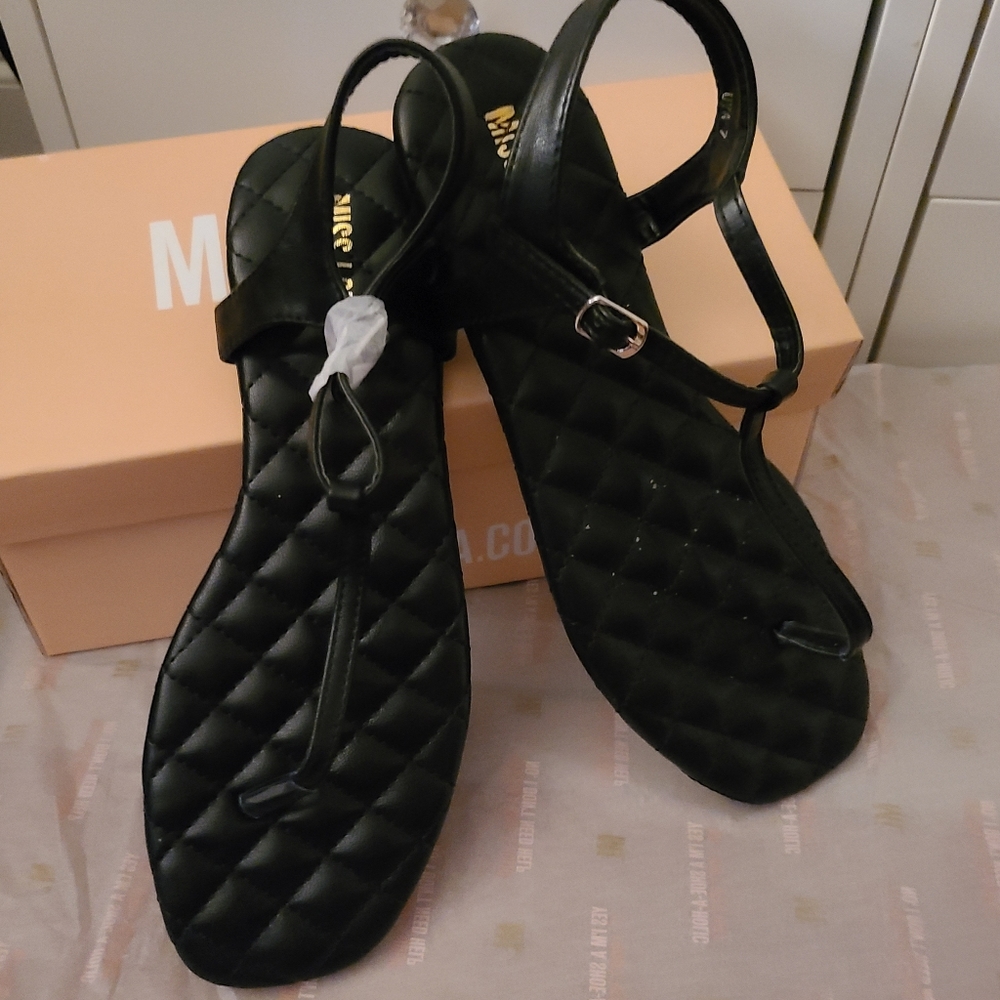 NIB. Thong summer sandals. Size 7.